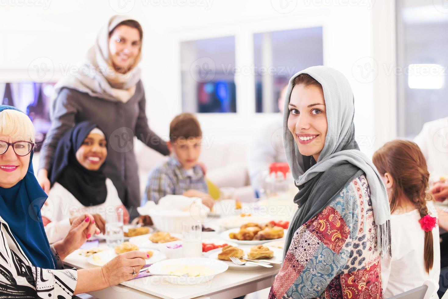 jong moslim vrouw genieten van iftar avondeten met familie foto