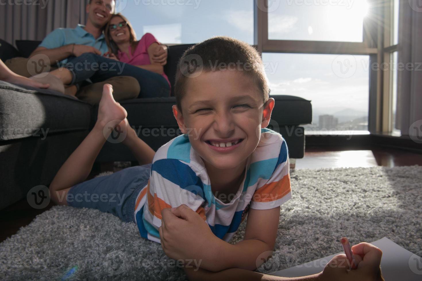 jong stel dat tijd doorbrengt met kinderen foto