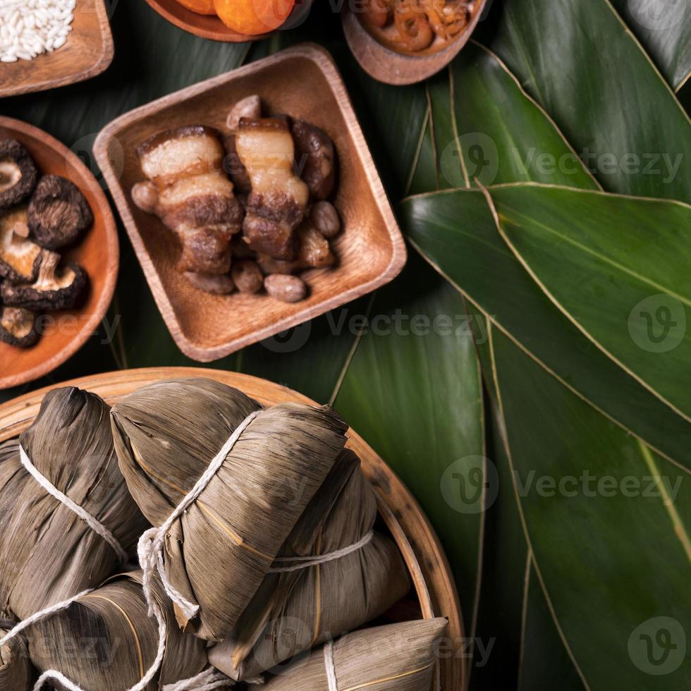 rijst- knoedel, zongzi - traditioneel Chinese voedsel Aan groen blad achtergrond van draak boot festival, duanwu festival, top visie, vlak leggen ontwerp concept. foto