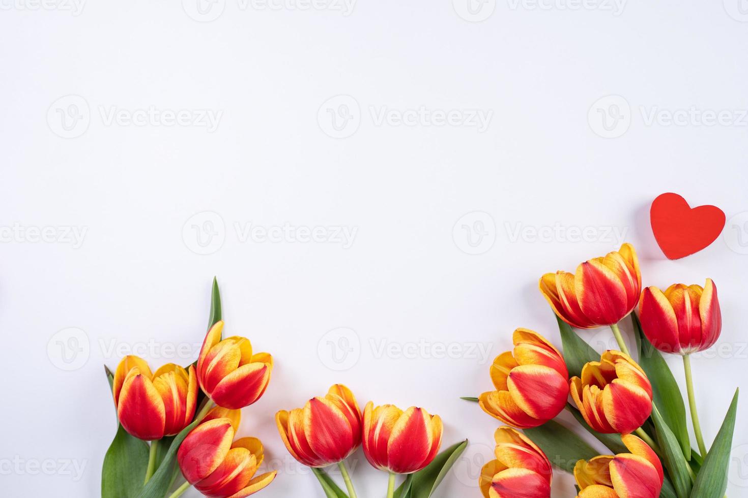 moeder dag, Valentijnsdag dag achtergrond, tulp bloem bundel - mooi rood, geel boeket geïsoleerd Aan wit tafel, top visie, vlak leggen, bespotten omhoog ontwerp concept. foto