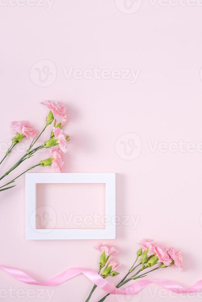 moeder dag, Valentijnsdag dag achtergrond ontwerp concept, mooi roze anjer bloem boeket Aan pastel roze tafel, top visie, vlak leggen, kopiëren ruimte. foto