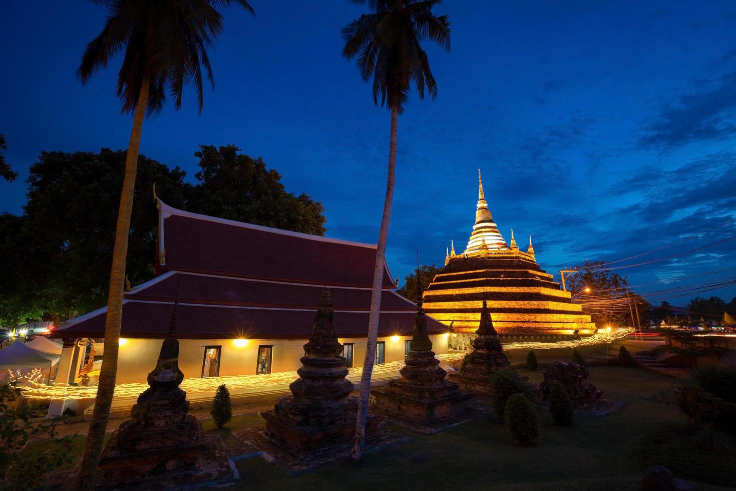 licht golvend van kaars rite wandelen Bij rachaburana tempel in phitsanulok, Thailand. foto