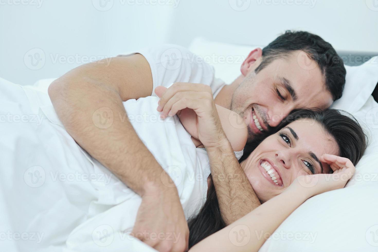 jong paar hebben mooi zo tijd in hun slaapkamer foto