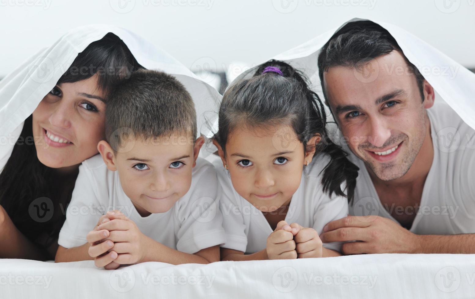 gelukkig jong familie in hun slaapkamer foto