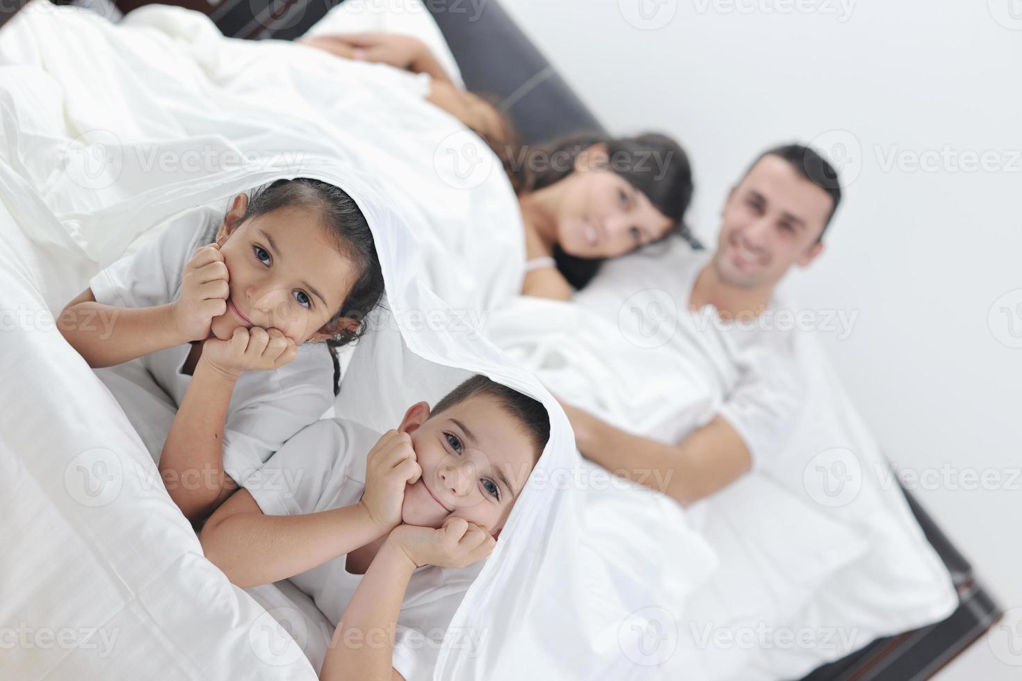 gelukkig jong familie in hun slaapkamer foto