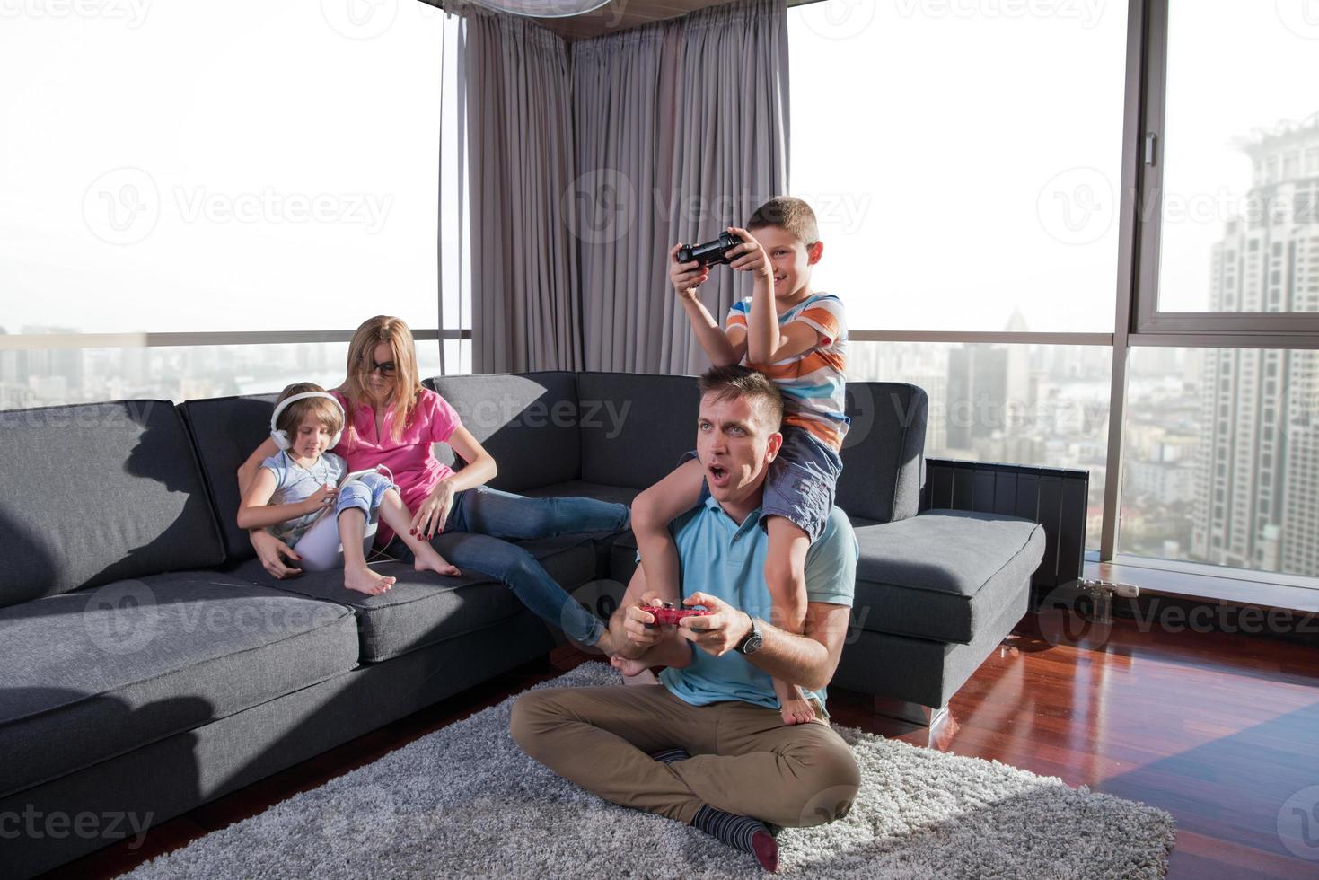 gelukkig familie spelen een video spel foto
