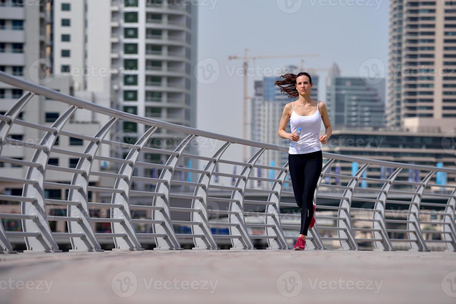 vrouw joggen in de ochtend foto