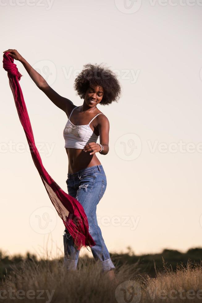 zwart meisje dansen buitenshuis in een weide foto