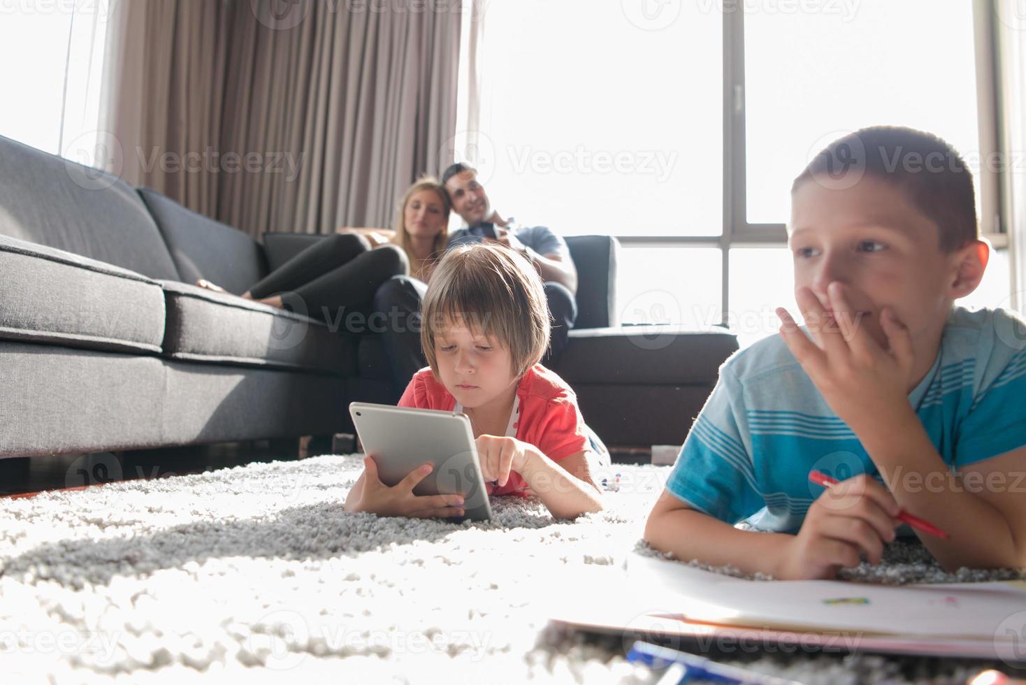 jong stel dat tijd doorbrengt met kinderen foto