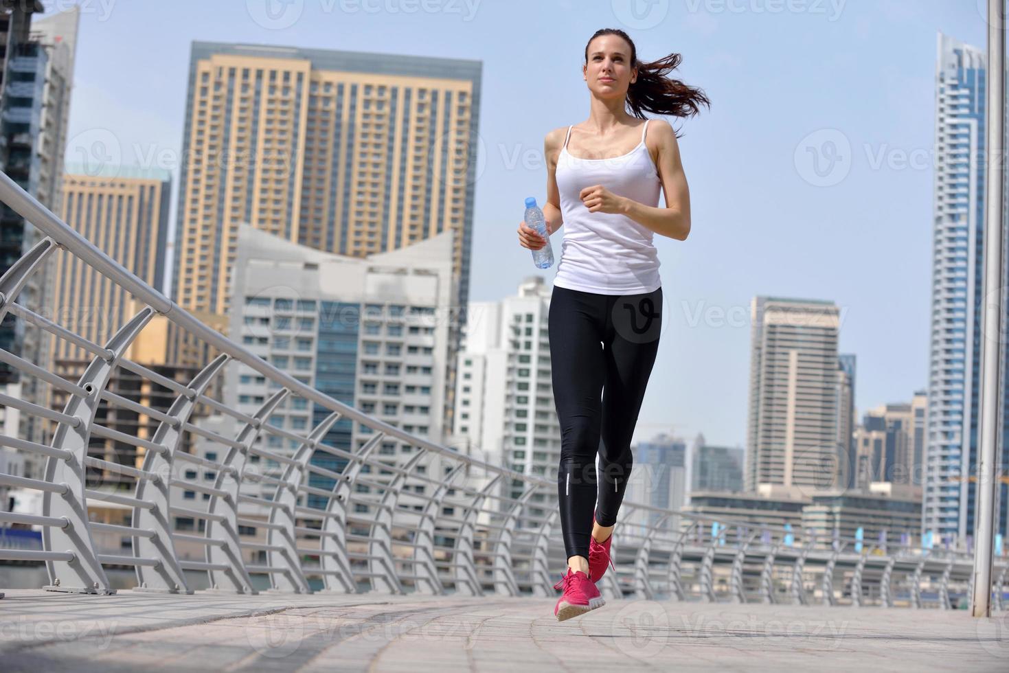 vrouw joggen in de ochtend foto