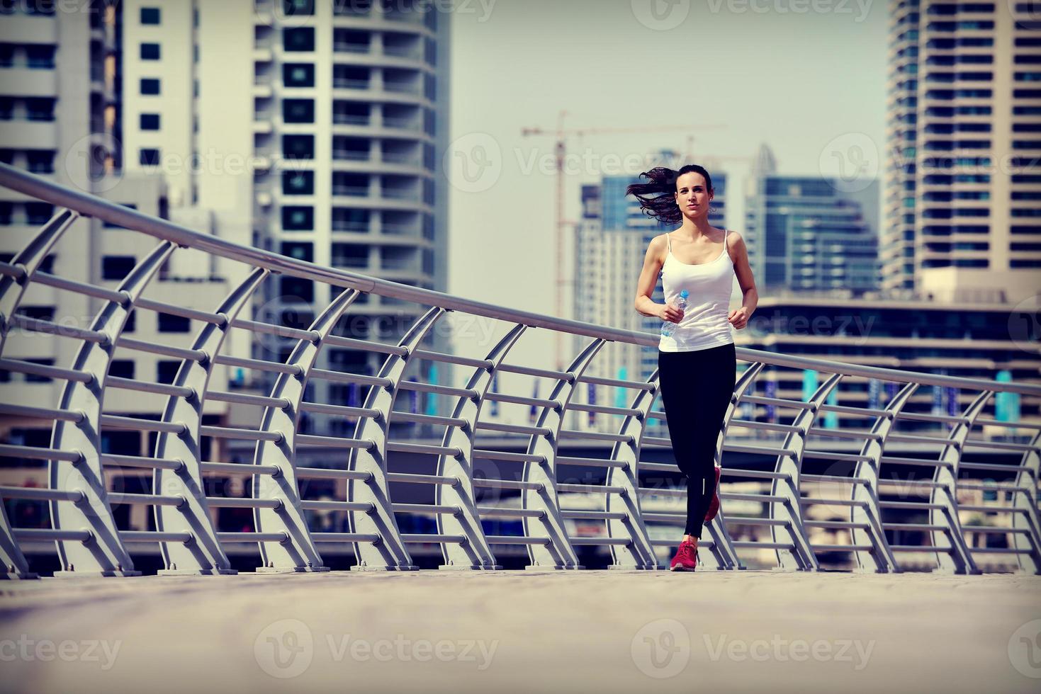 vrouw joggen in de ochtend foto