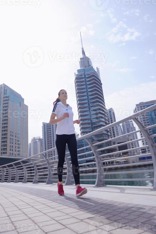 vrouw joggen in de ochtend foto