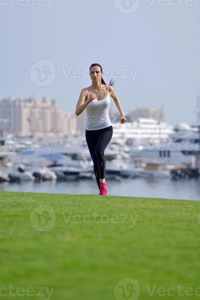 vrouw joggen in de ochtend foto