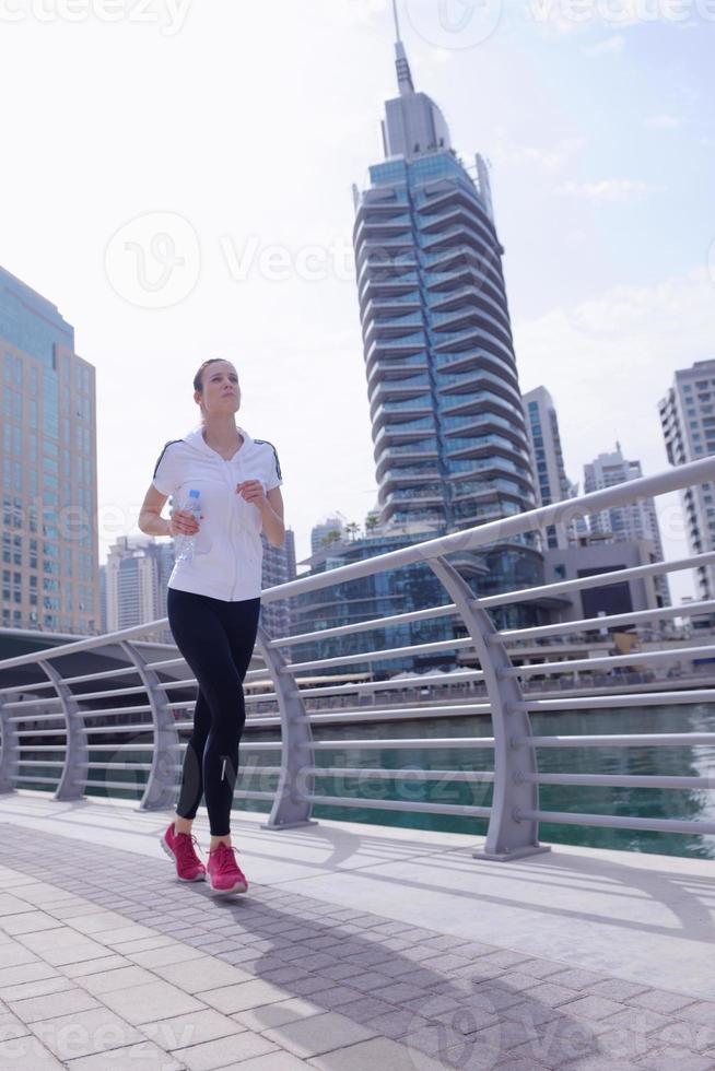 vrouw joggen in de ochtend foto