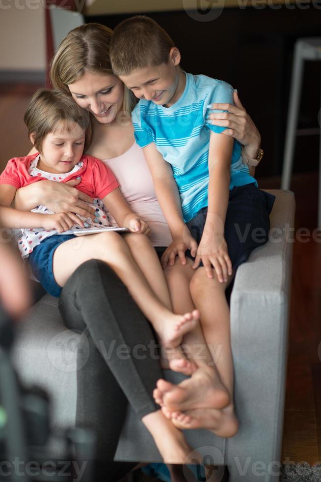 jong familie gebruik makend van een tablet naar maken toekomst plannen foto