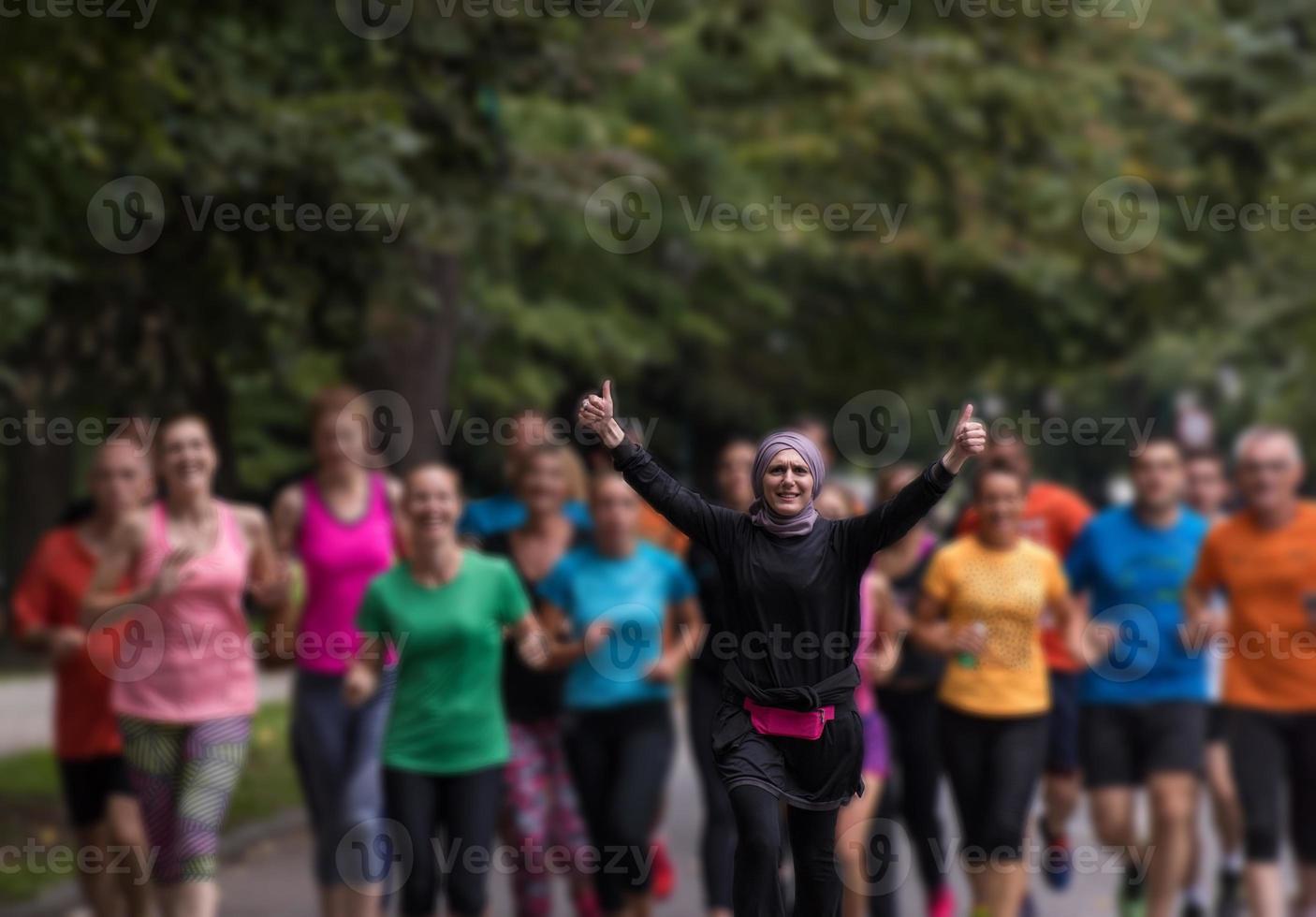 moslim vrouw met haar hardlopers team jogging foto