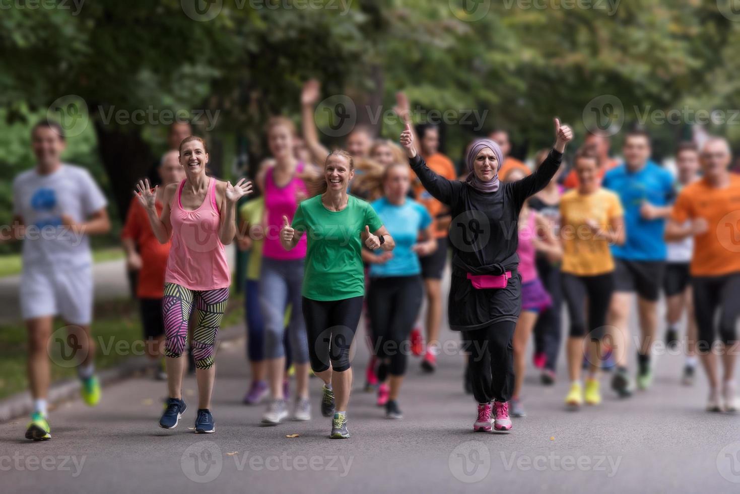 moslim vrouw met haar hardlopers team jogging foto