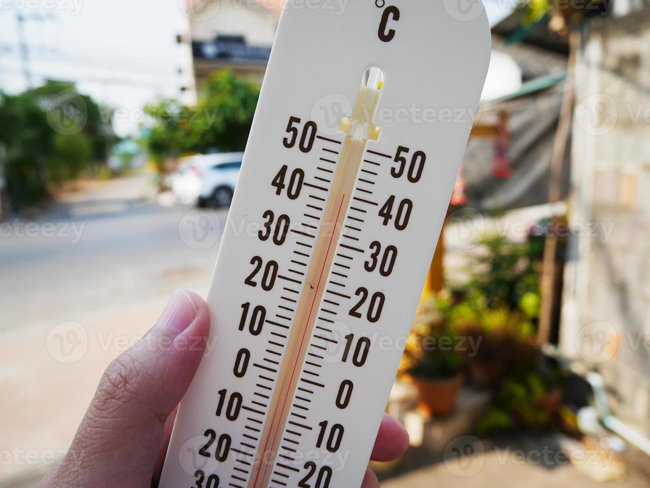 handthermometer met temperatuur in graden Celsius foto
