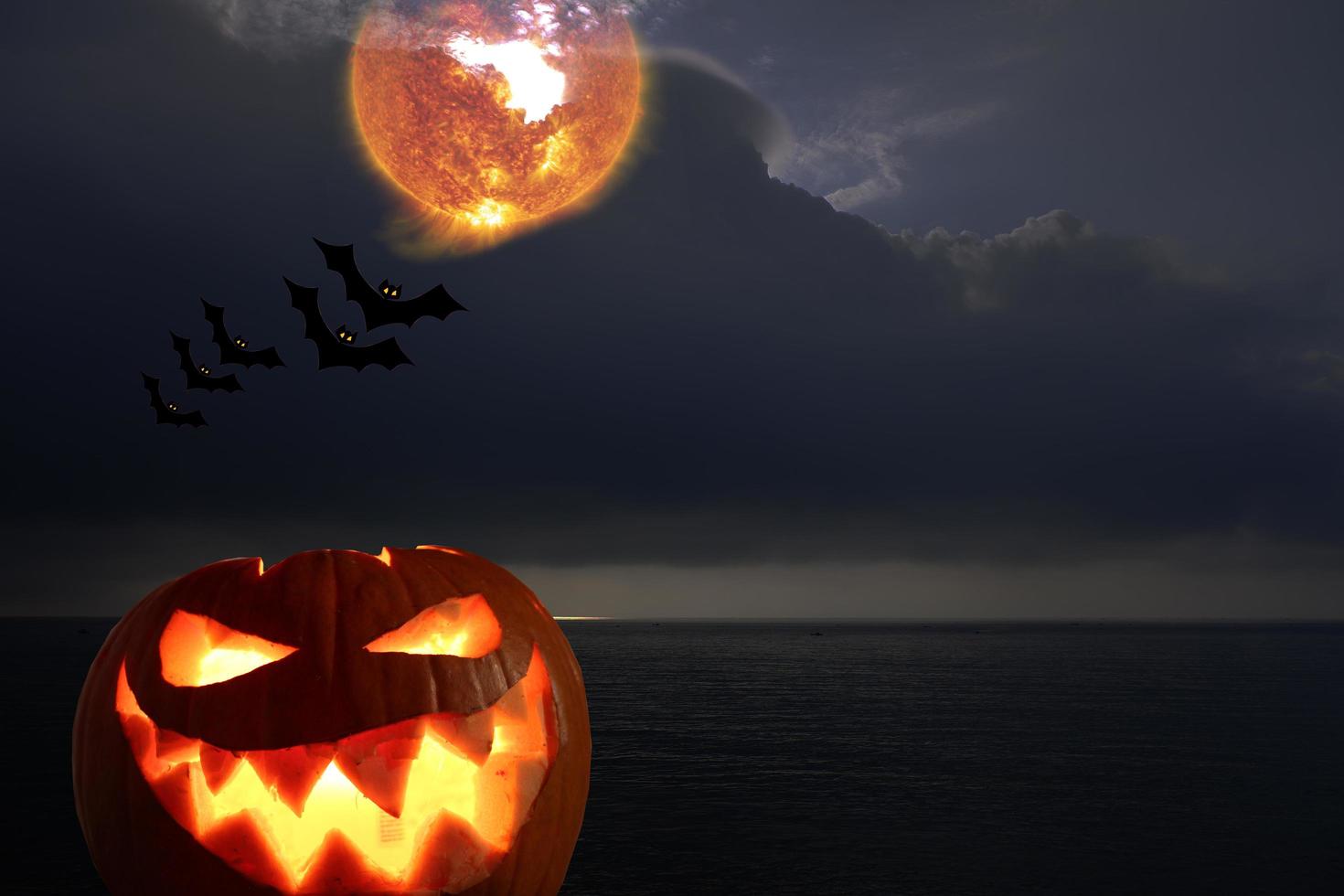 de donker nacht achtergrond in de zee met pompoen en vol maan halloween. halloween achtergrond foto