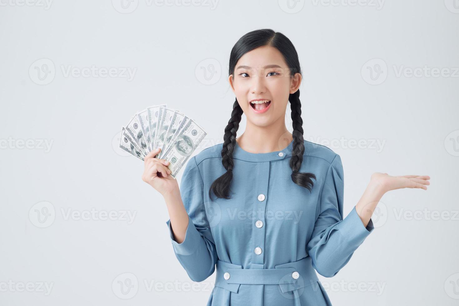 gelukkig jong vrouw tonen de geld foto