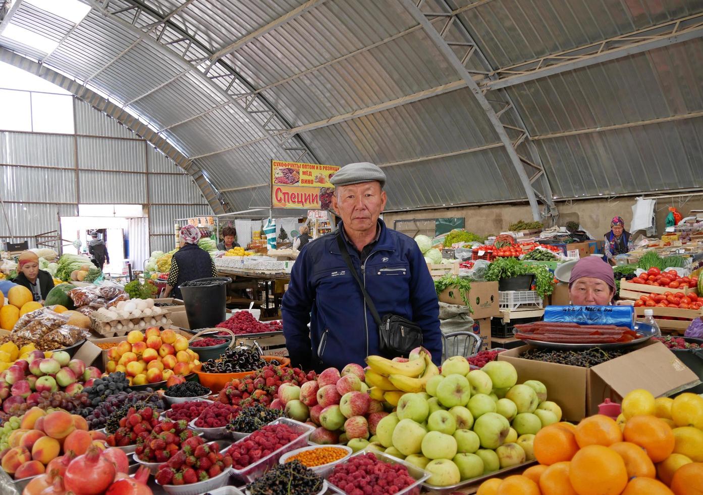 cholpon at, Kirgizië, 2019 - kleurrijk Scherm van goederen Bij een fruit en groente markt in cholpon at, Kirgizië foto