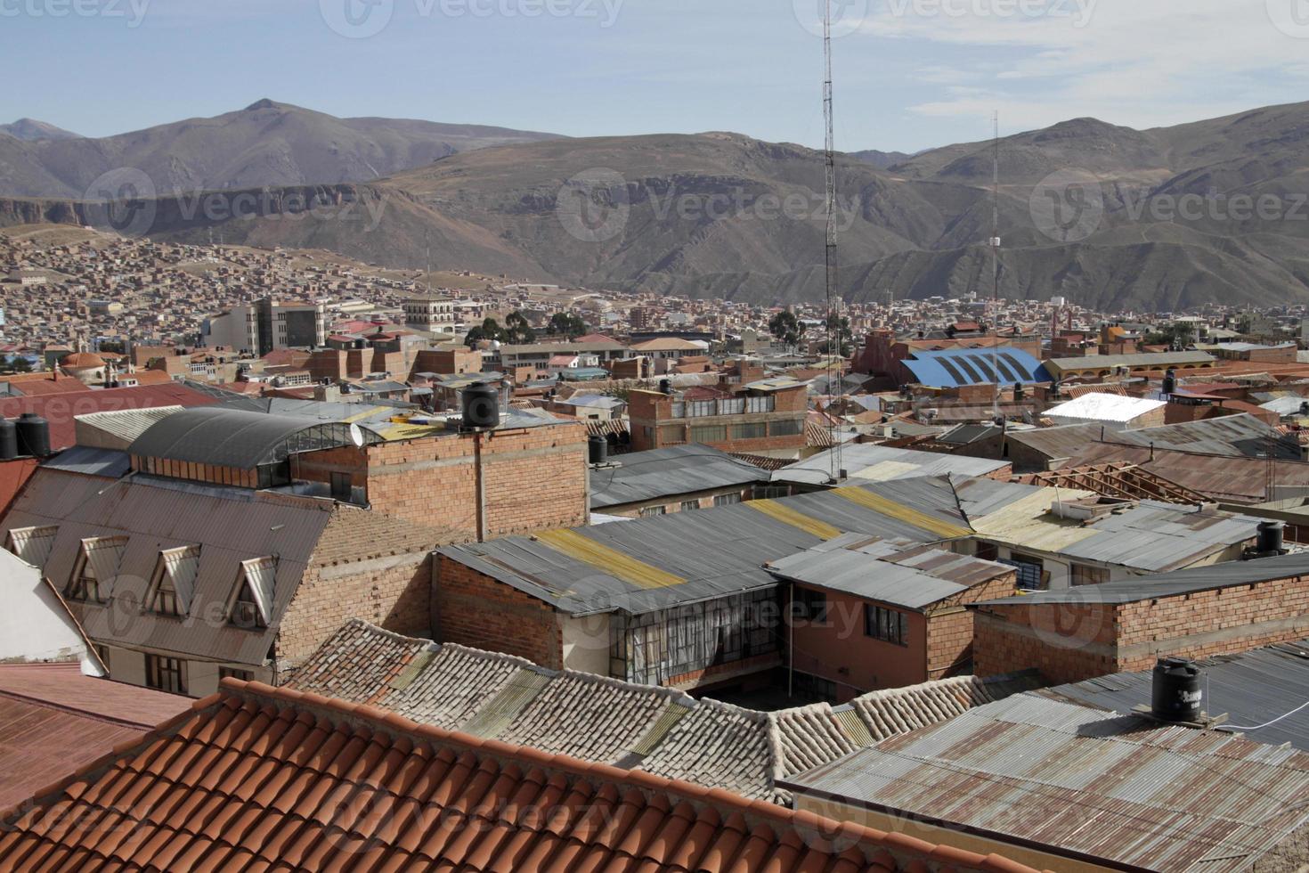 uitzicht over potosi, bolivia, met bergen op de achtergrond foto