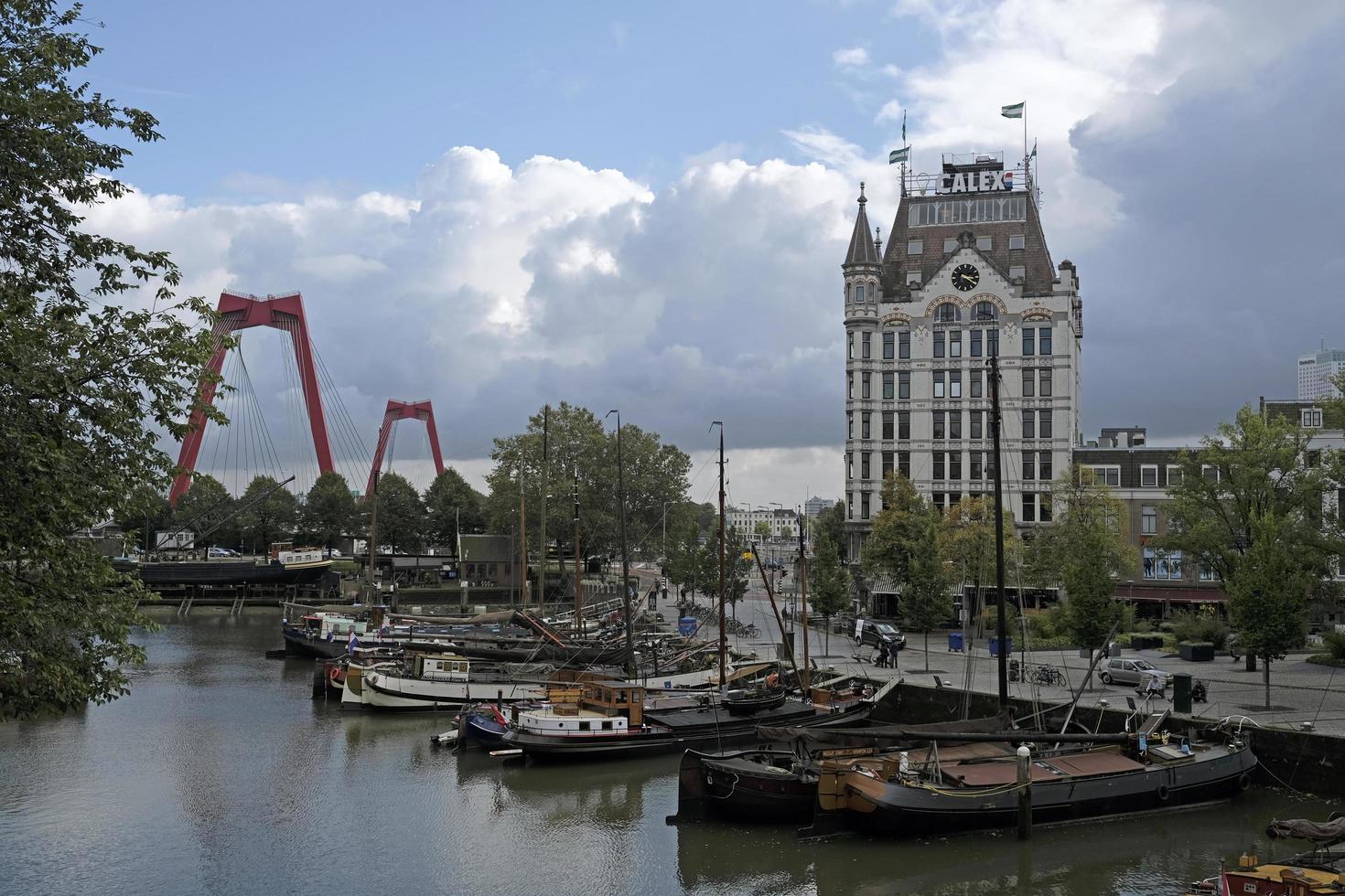 Rotterdam, nederland, 2019 - stil tafereel in de stad van Rotterdam met boten in de voorgrond en dramatisch wolken in de achtergrond. foto