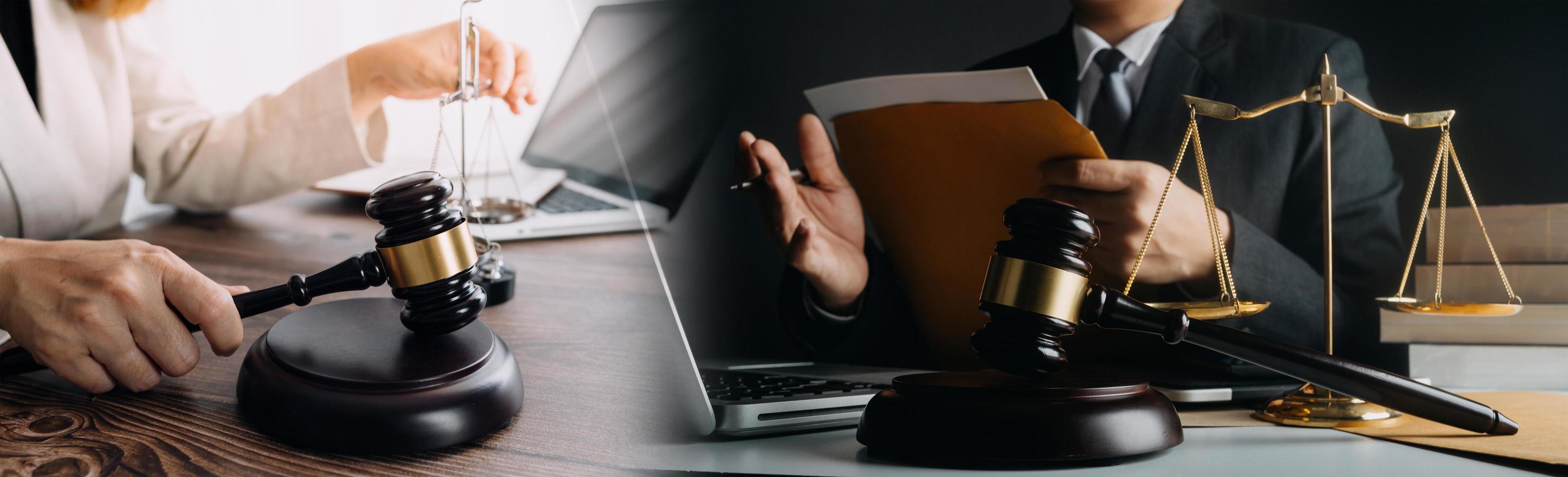 zaken en advocaten bespreken contractpapieren met koperen schaal op bureau in kantoor. wet, juridische diensten, advies, rechtvaardigheid en wet concept foto met film grain effect