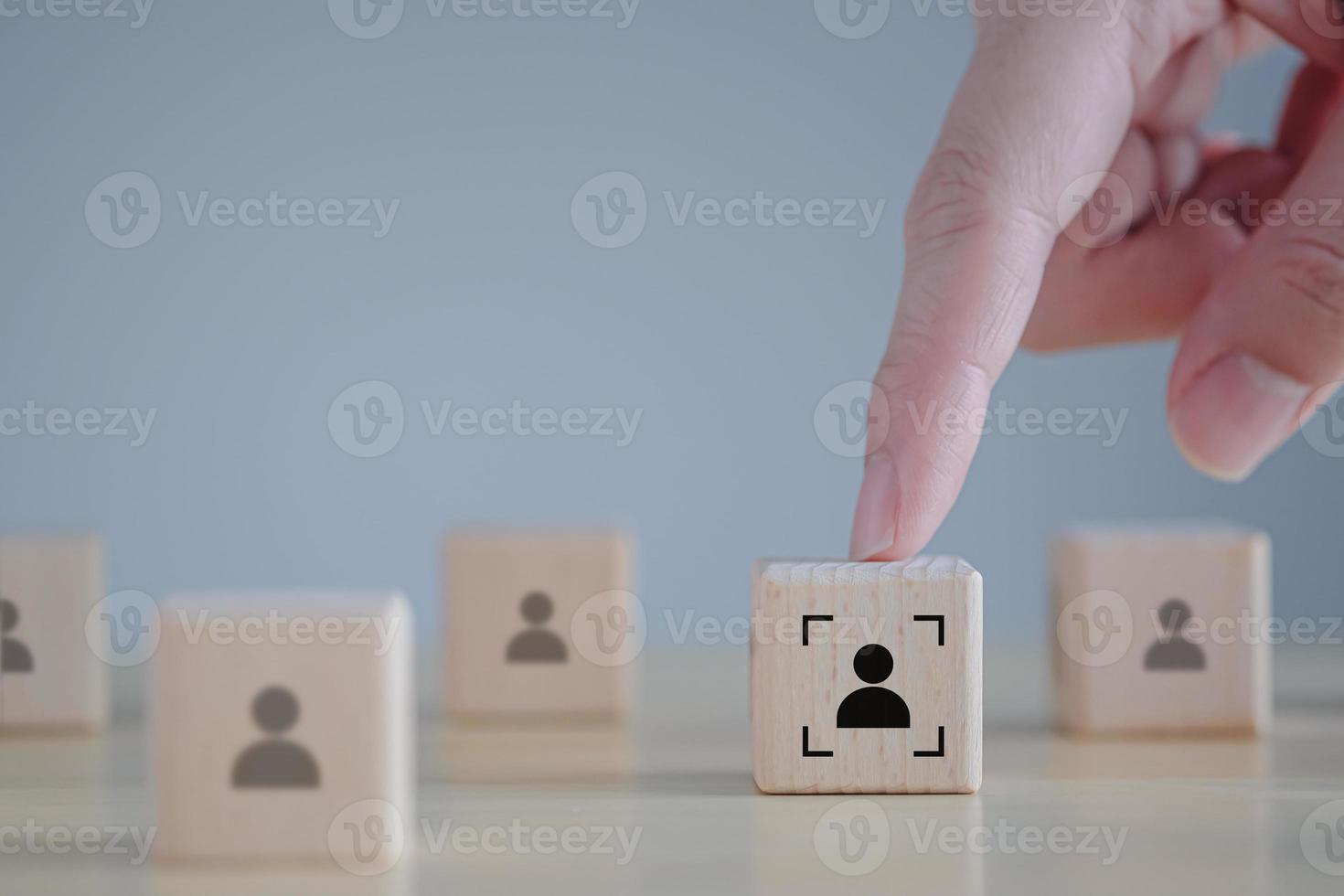 bedrijf in dienst nemen en werving selectie. carrière kans. menselijk hulpbron beheer. hand- aanraken focus menselijk icoon Aan houten blok. keuze van werknemer leider van de menigte. foto