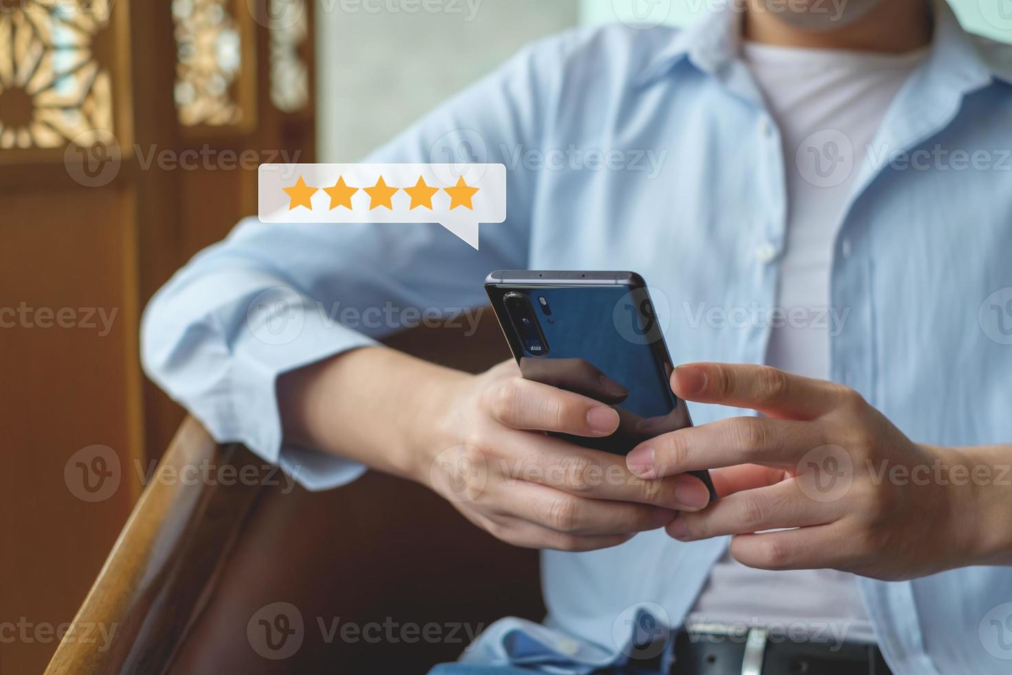 klant hand- druk op Aan smartphone scherm met goud vijf ster beoordeling terugkoppeling icoon uitstekend rang niveau voor geven het beste partituur punt naar recensie de onderhoud , ranking beleven, evalueren kwaliteit. foto