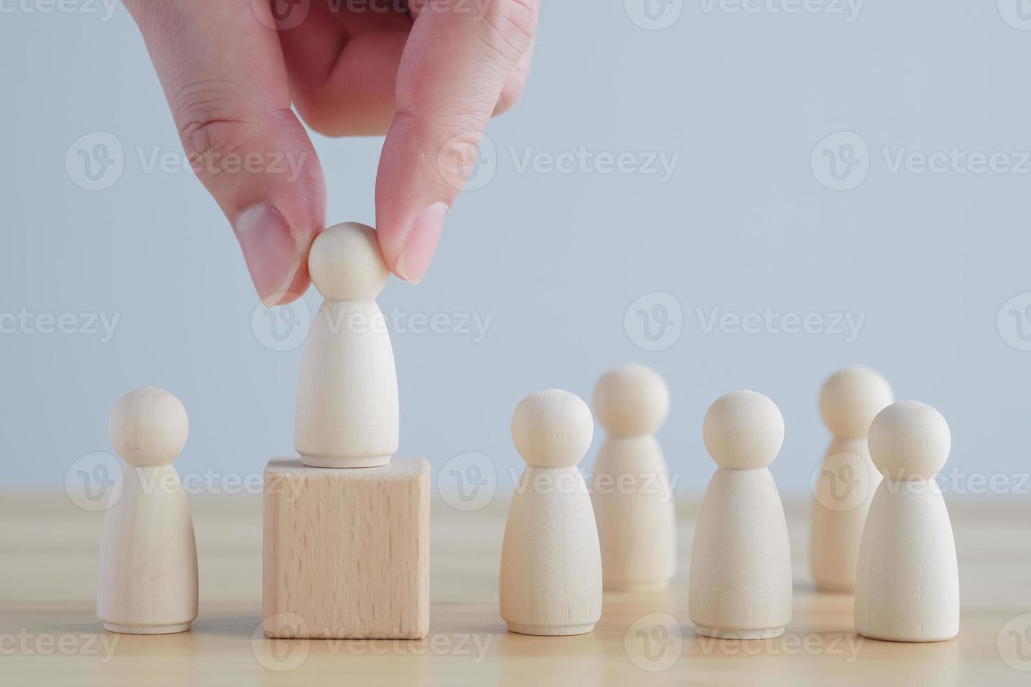 bedrijf in dienst nemen en werving selectie. carrière kans. menselijk hulpbron beheer. hand- Kiezen figuur staand uit van de groep van menigte. keuze van werknemer leider van de menigte. foto