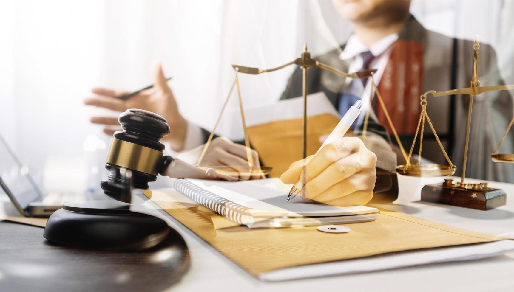 zaken en advocaten bespreken contractpapieren met koperen schaal op bureau in kantoor. wet, juridische diensten, advies, rechtvaardigheid en wet concept foto met film grain effect