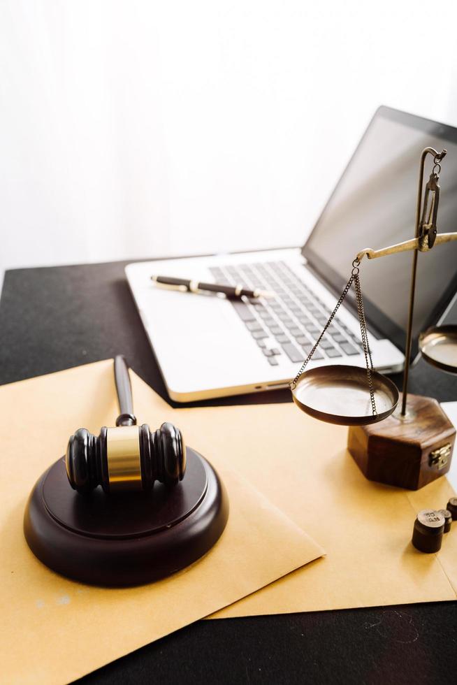 zaken en advocaten bespreken contractpapieren met koperen schaal op bureau in kantoor. wet, juridische diensten, advies, rechtvaardigheid en wet concept foto met film grain effect