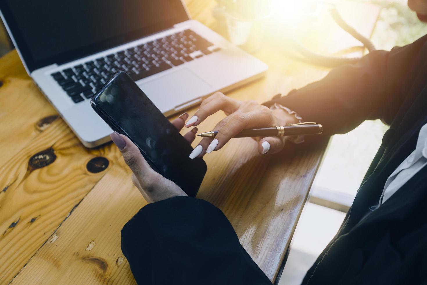 bedrijf team financiën of boekhouder werken met een rekenmachine naar berekenen bedrijf gegevens samenvatting rapport, boekhouding document en laptop computer Bij de kantoor, bedrijf vergadering concept foto