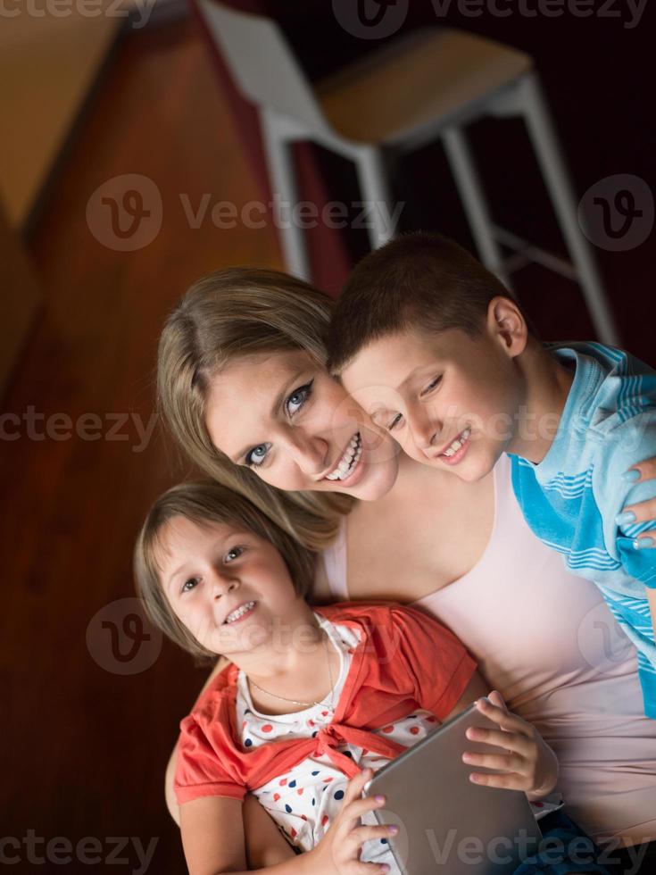 jong familie gebruik makend van een tablet naar maken toekomst plannen foto