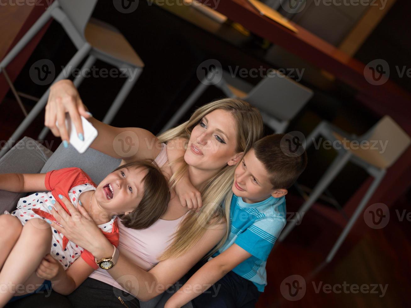 familie hebben pret Bij huis foto