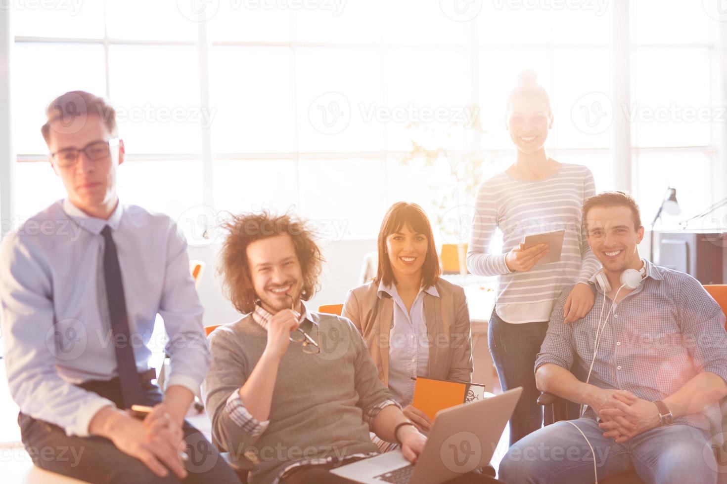 groep van succesvol bedrijf groep vergadering foto