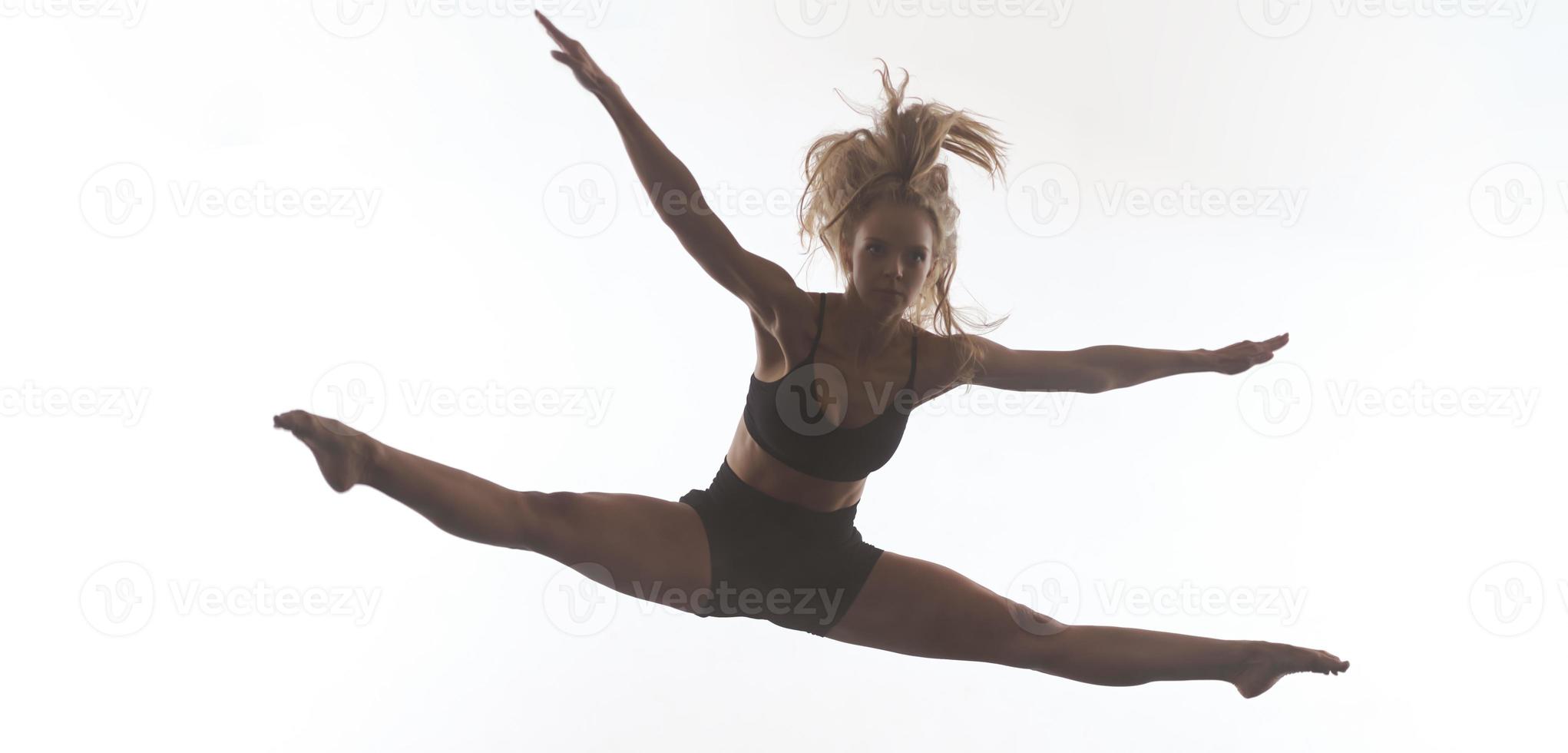 vrouw sportief ballet danser in voorkant van wit achtergrond foto