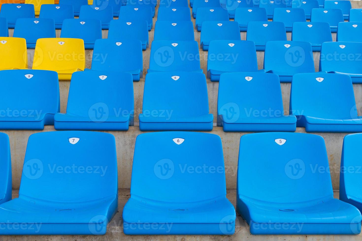 leeg stoelen in stadion foto