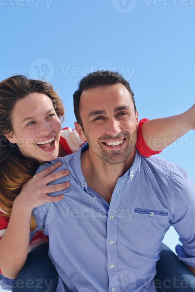 gelukkig jong romantisch koppel veel plezier ontspannen foto