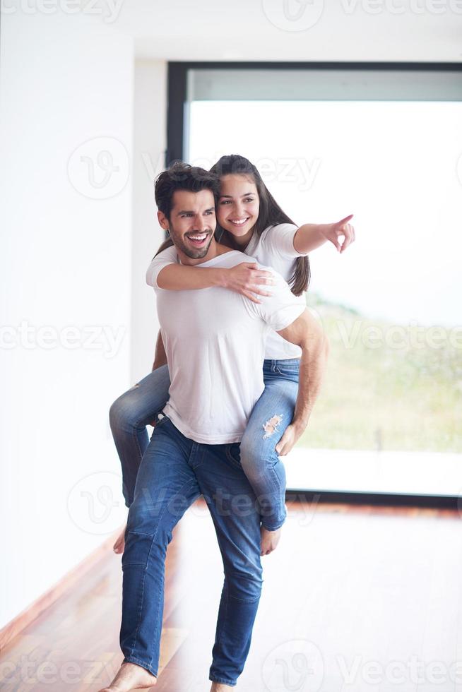 gelukkig jong romantisch paar hebben pret en kom tot rust Bij huis foto