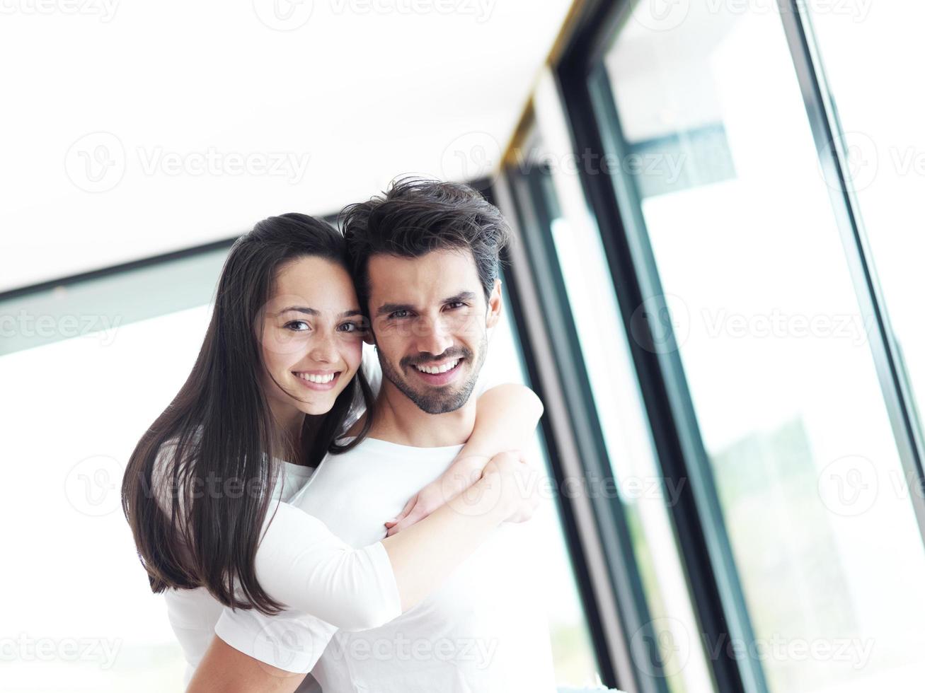 gelukkig jong romantisch paar hebben pret en kom tot rust Bij huis binnenshuis foto