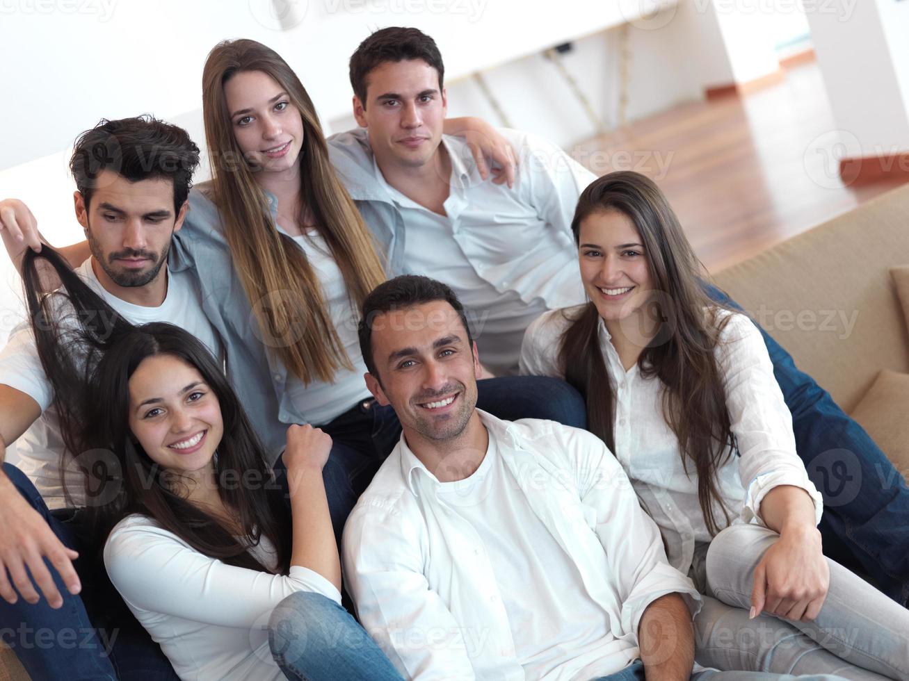 groep van vrienden nemen selfie foto