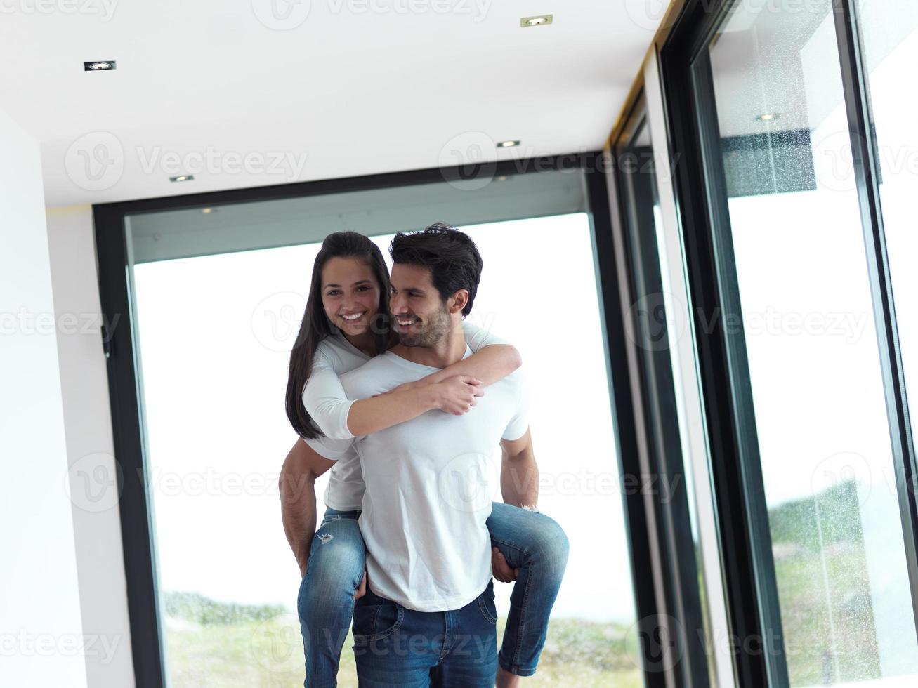 gelukkig jong romantisch paar hebben pret en kom tot rust Bij huis binnenshuis foto