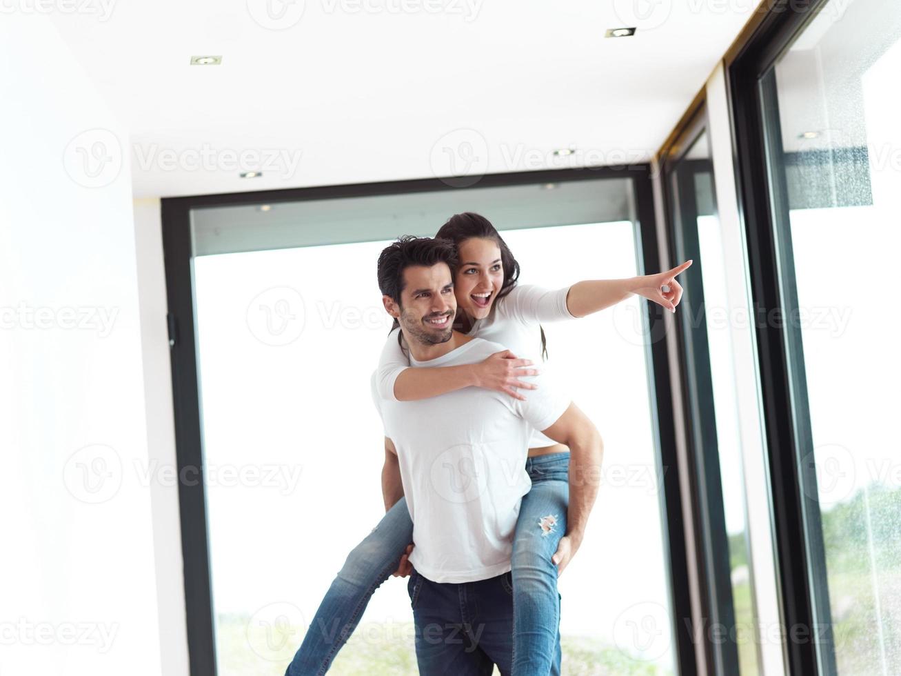 gelukkig jong romantisch paar hebben pret en kom tot rust Bij huis binnenshuis foto