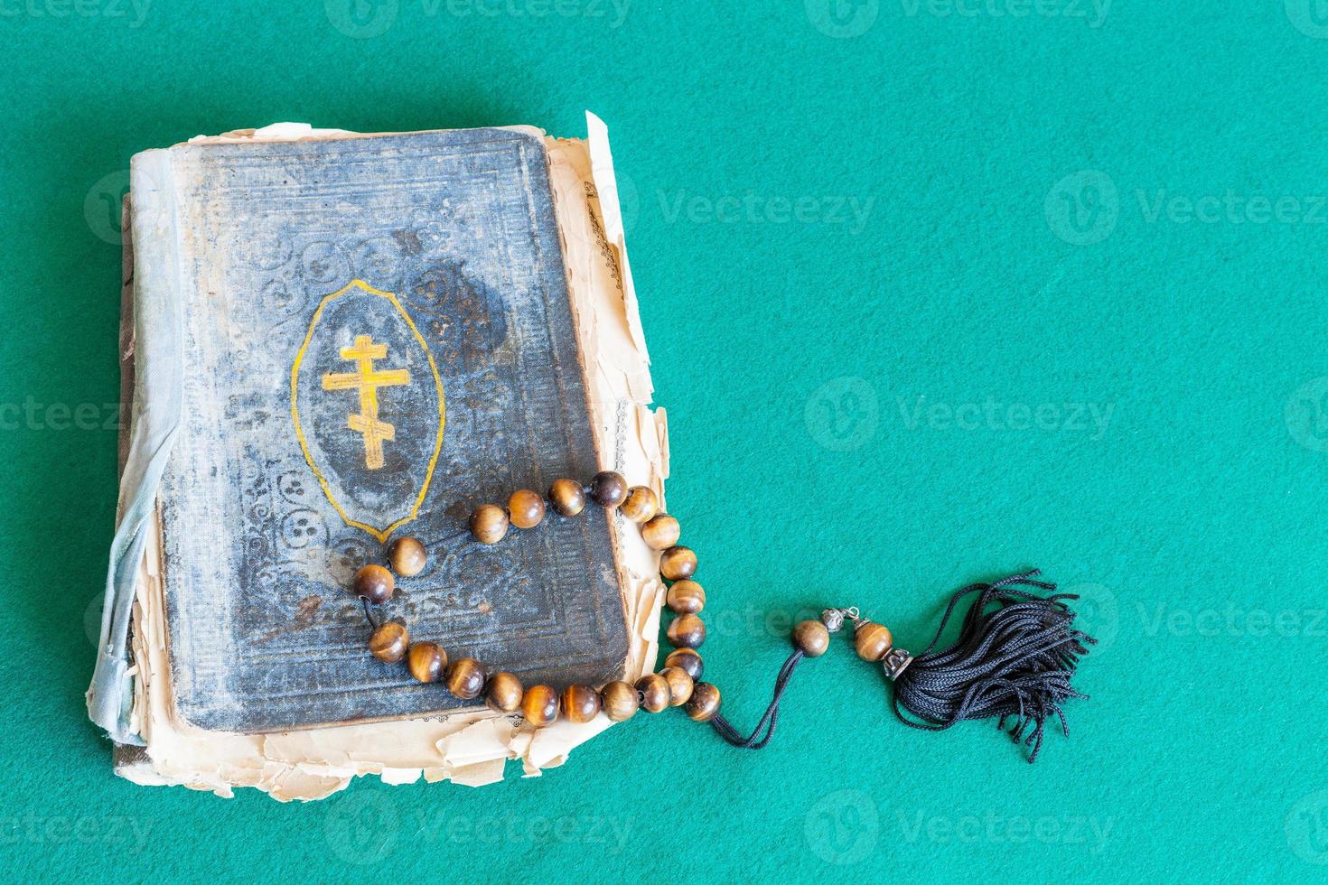 zich zorgen maken kralen en oud kerk boek Aan groen tafel foto