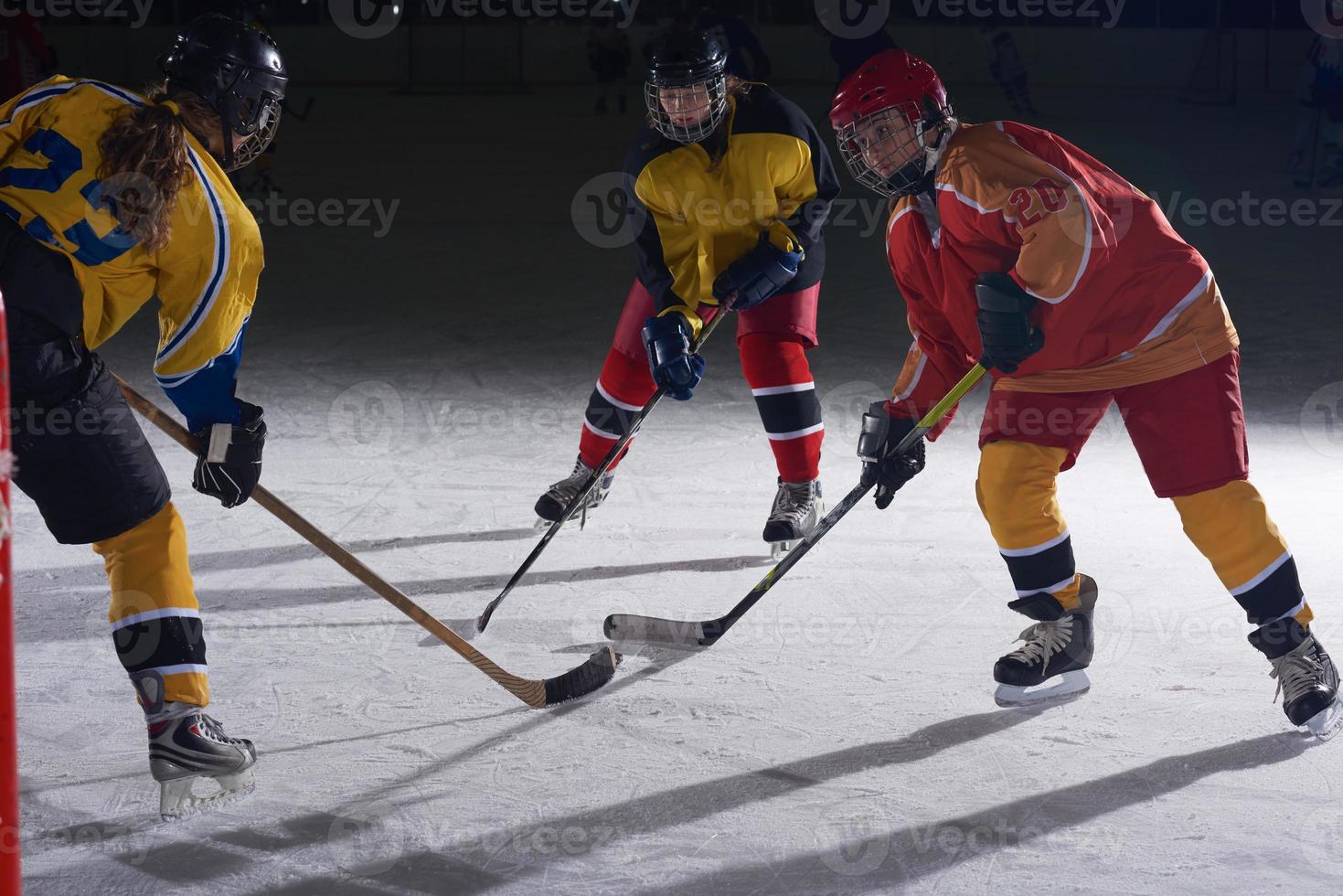 tiener ijs hockey sport spelers in actie foto