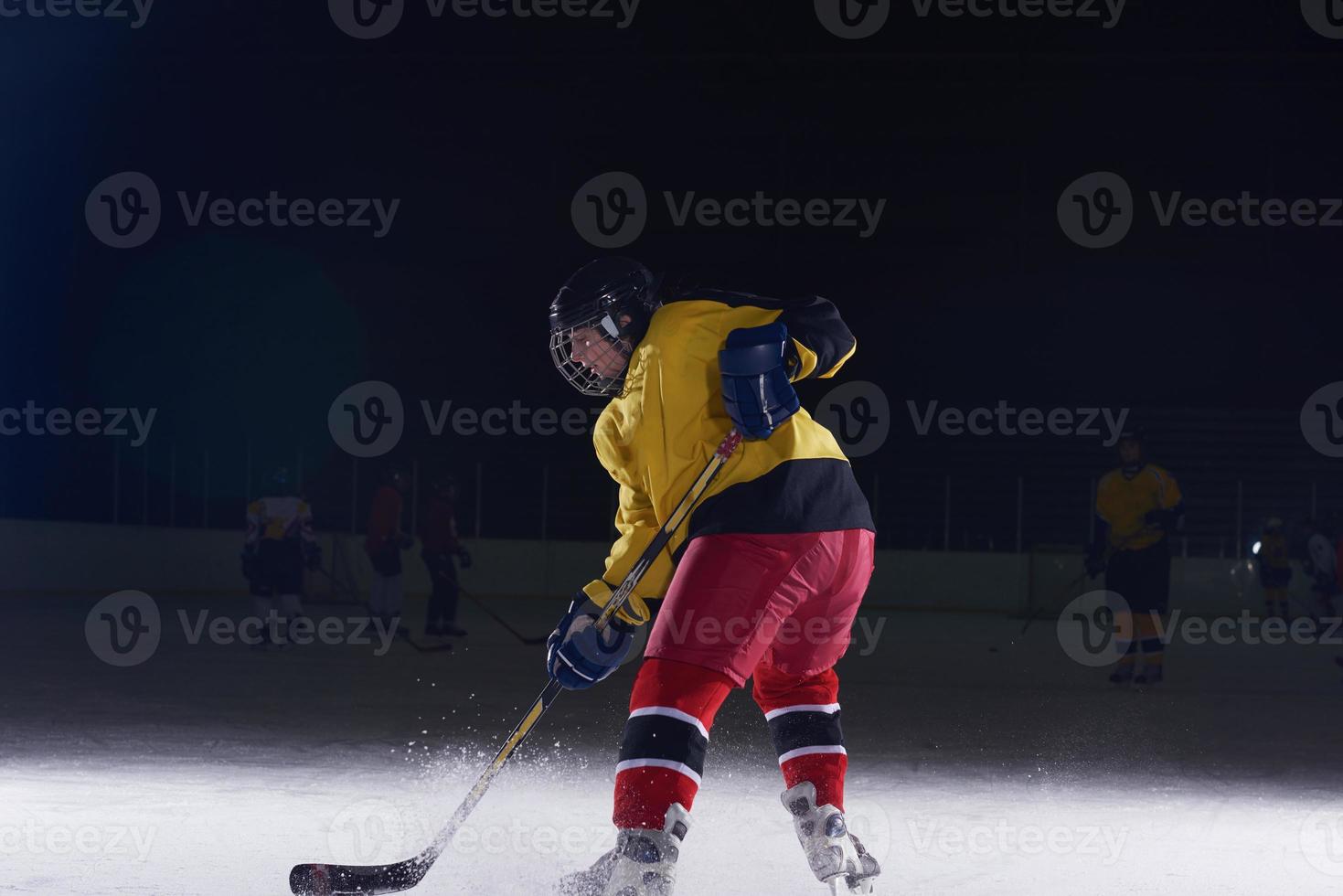tiener ijs hockey speler in actie foto
