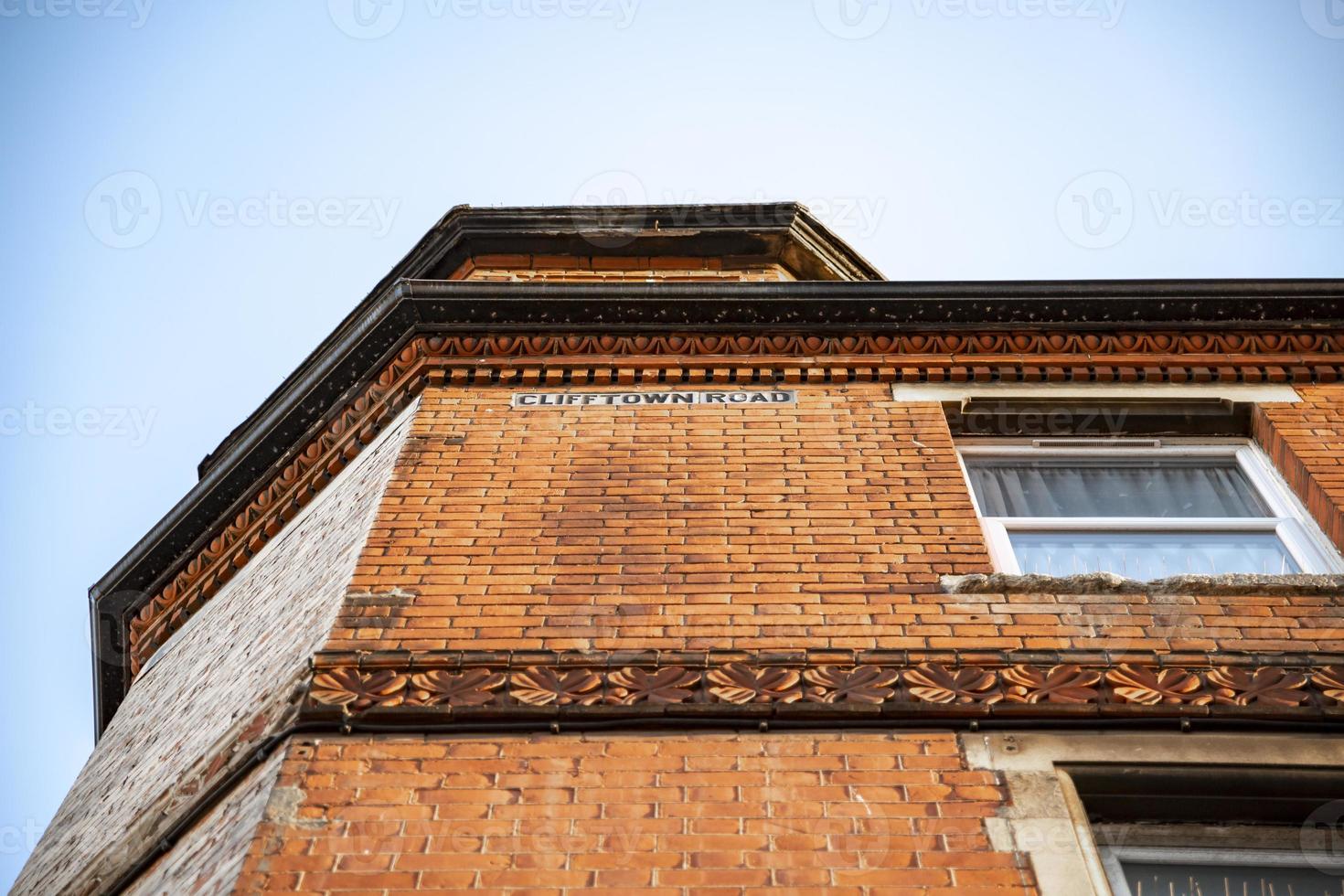 close-up van de gevel van een typisch Brits bakstenen huis. foto