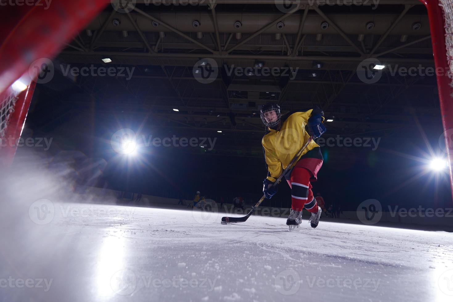 tiener ijs hockey speler in actie foto